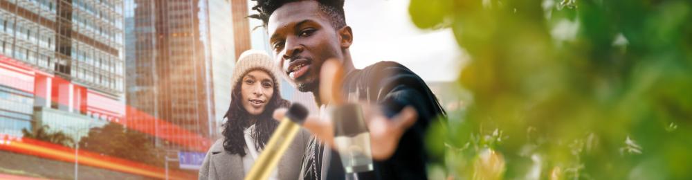 Deux personnes avec une e-cigarette ePod 2 de Vuse et une puff jetable Vuse Go