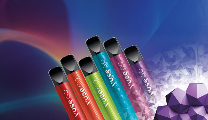Sechs verschiedenen Vuse GO 700 E-Zigaretten in unterschiedlichen Farben und Geschmacksrichtungen.