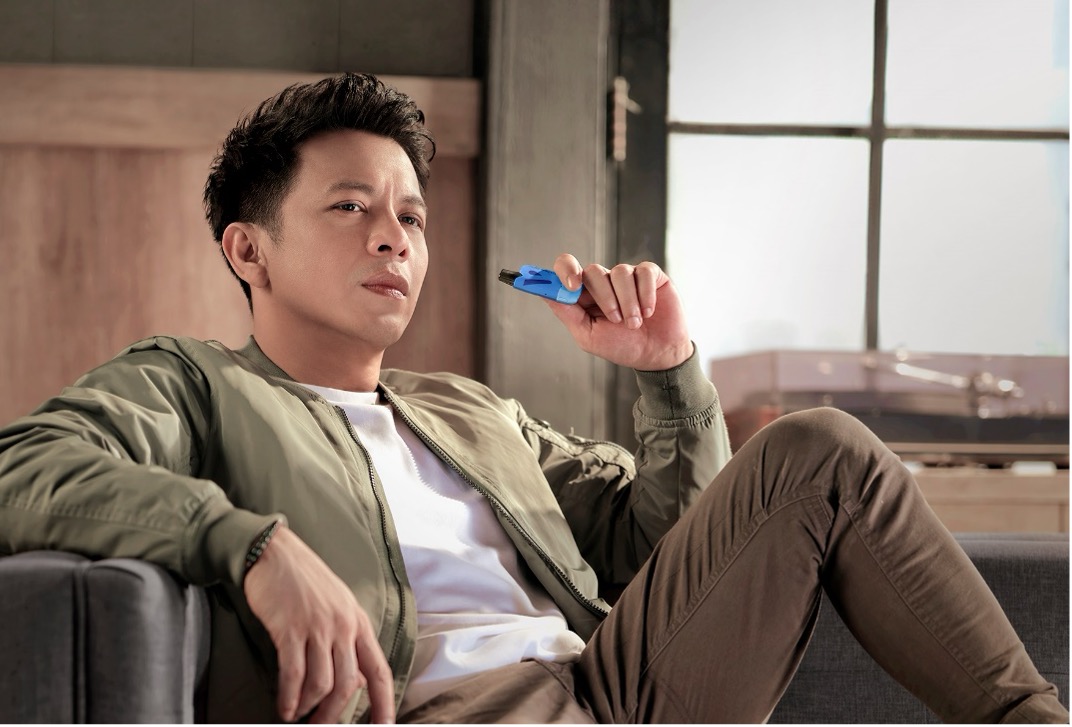 Seorang pria dewasa ngevape dengan device pod