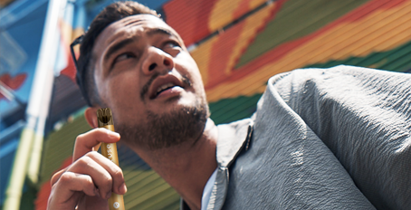 vaper rokok elektrik dewasa menggunakan disposable vape VUSE GO 700
